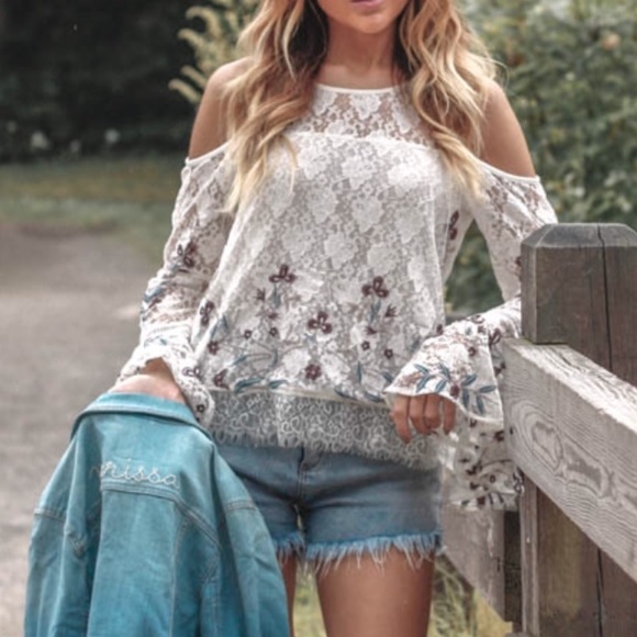 Willow & Clay Tops - NWT Willow & Clay cold shoulder bell sleeve sz XS